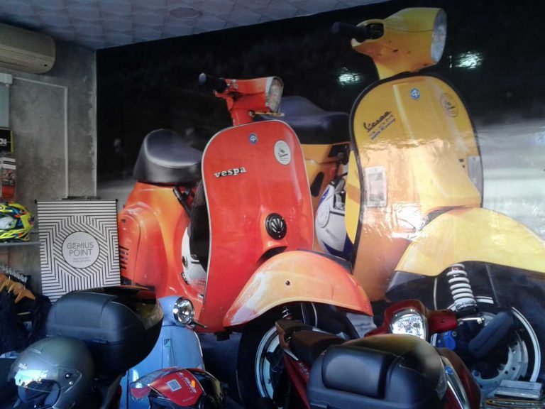 trabajo de rotulacion decorativa con fotomural para comercio de venta de motos en granada